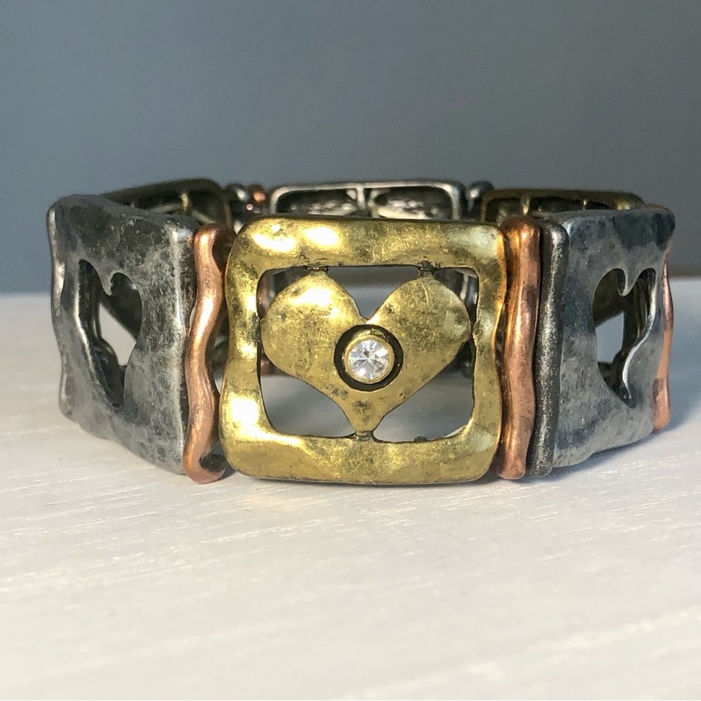 Tricolor metal panel elastic bracelet with heart and rhinestone detail.
